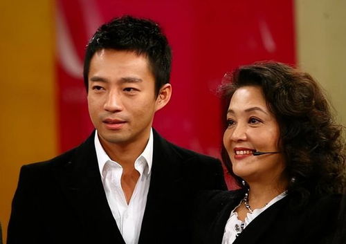 汪小菲撒喜糖，张兰一身红衣送祝福——幸福时刻的温馨故事