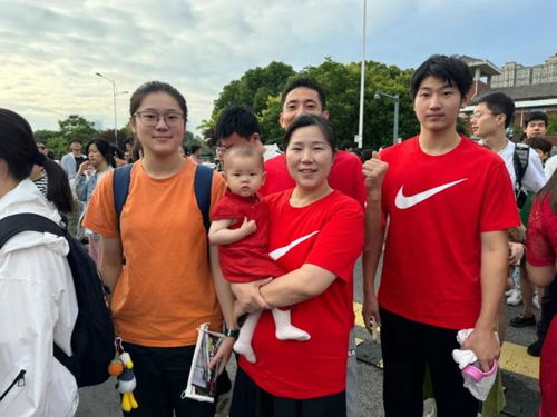 聋哑大妈穿旗袍，捧向日葵为考生加油